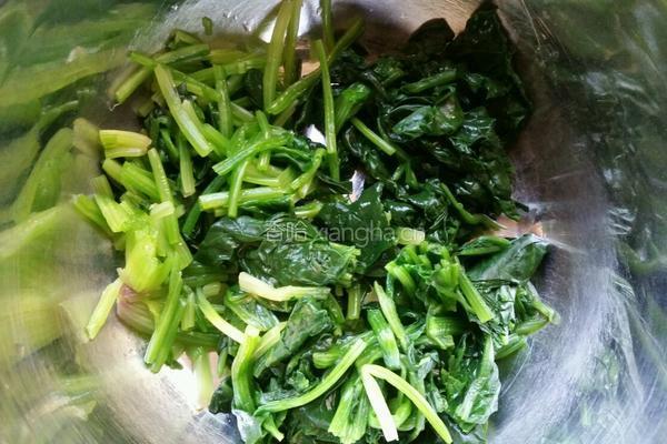 凉拌菠菜花生米的做法图解4