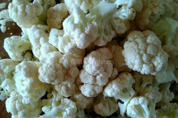 素炒菜花的做法图解1