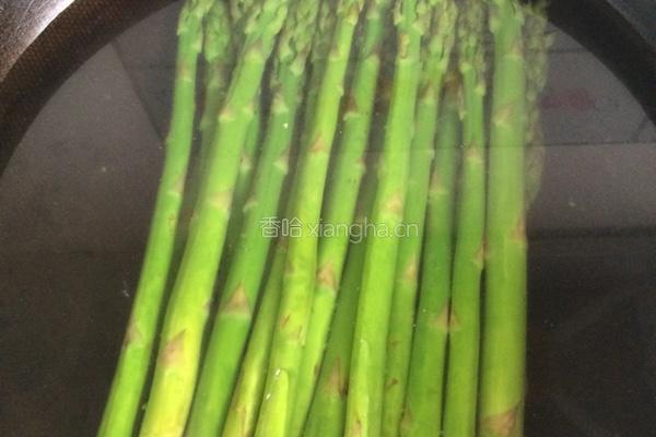 虾仁青椒炒芦笋的做法图解2