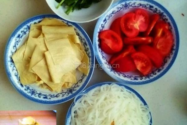 番茄粉丝豆皮汤的做法图解1
