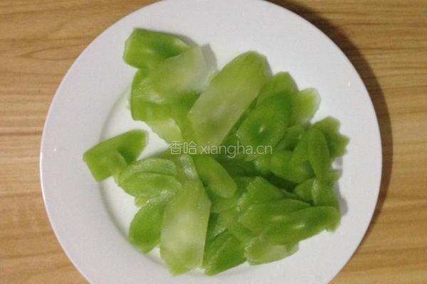 凉拌莴笋片的做法图解1