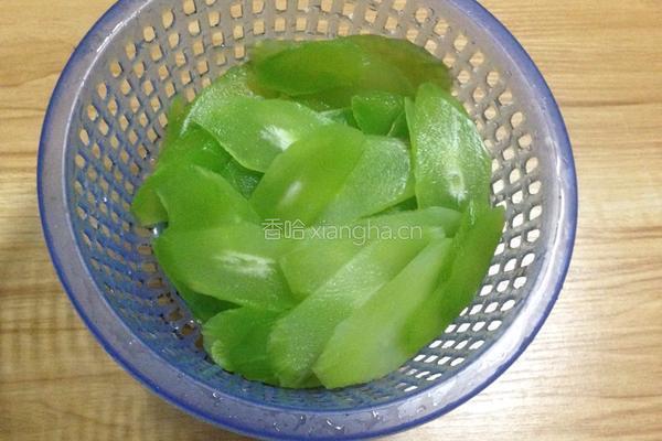 凉拌莴笋片的做法图解3