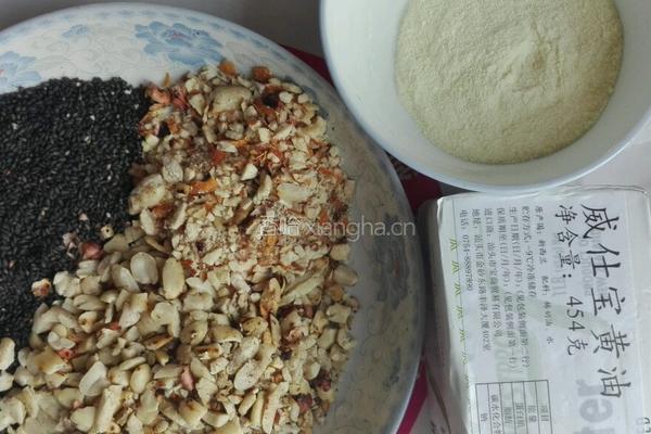 芝麻花生桃仁牛奶轧糖的做法图解1