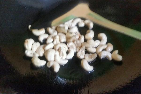 腰果炒秋葵的做法图解5