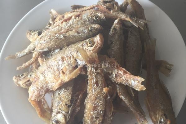 香酥小鱼的做法图解3