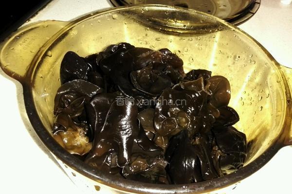 木耳蒜苗炒肉絲的做法图解1