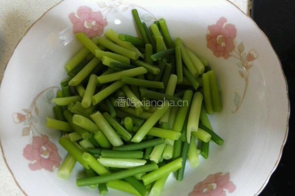 木耳蒜苗炒肉絲的做法图解2