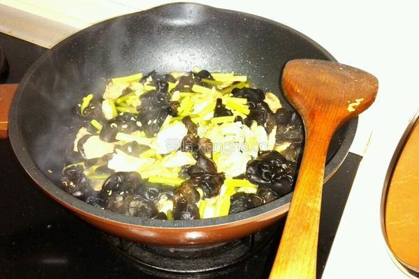 木耳蒜苗炒肉絲的做法图解4