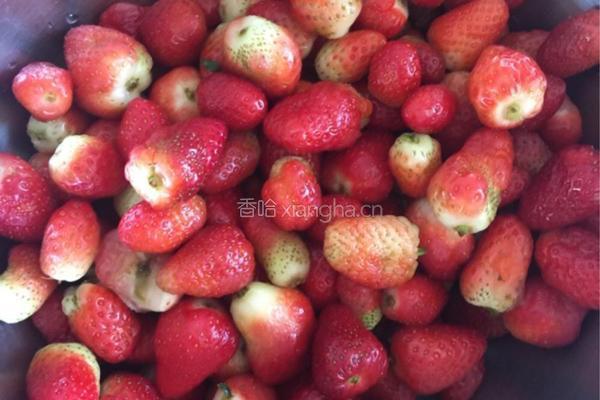 草莓果酱的做法图解1