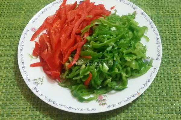 青红椒炒肉丝的做法图解2