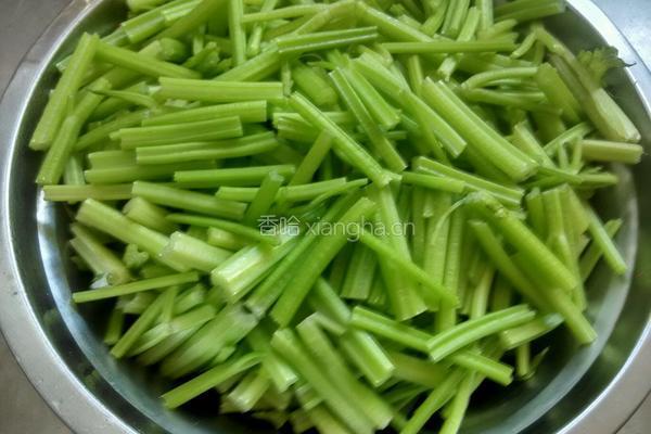 芹菜炒虾仁的做法图解1