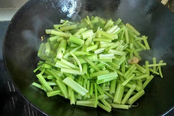 芹菜炒虾仁的做法图解9