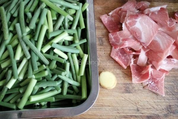 蒜薹炒肉的做法图解1