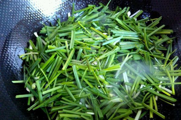 野蒜百叶炒咸肉丝的做法图解5