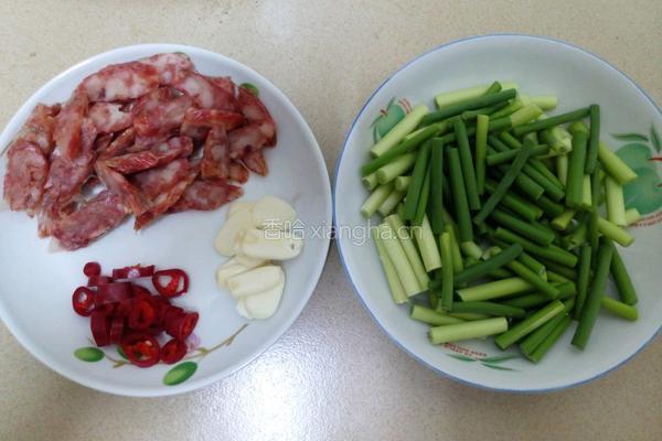 腊肠炒蒜薹的做法图解1