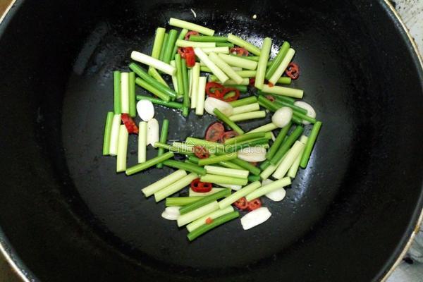 腊肠炒蒜薹的做法图解4