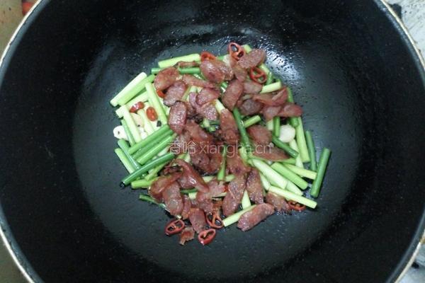 腊肠炒蒜薹的做法图解5