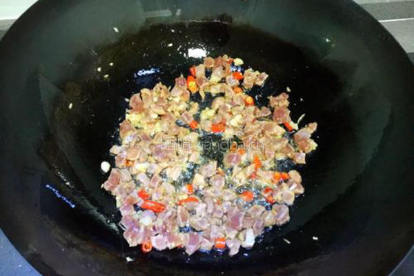 豌豆炒肉丁的做法图解6