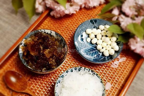 桃胶银耳莲子糖水的做法图解1