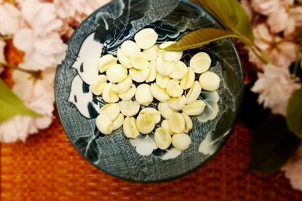 桃胶银耳莲子糖水的做法图解2
