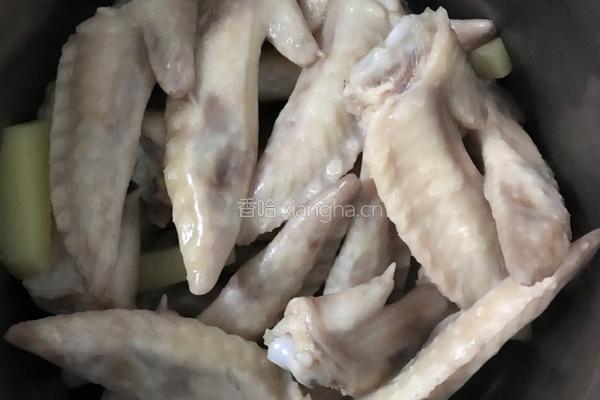 青椒炒鸡翅尖的做法图解2