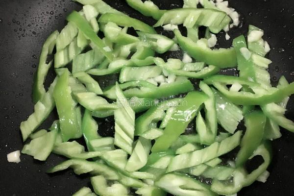 青椒炒鸡翅尖的做法图解4