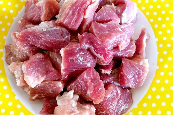梅花肉炖粉条的做法图解2