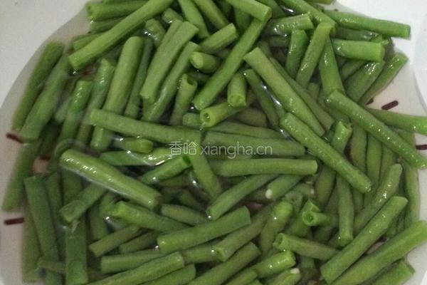 番茄炒缸豆的做法图解1