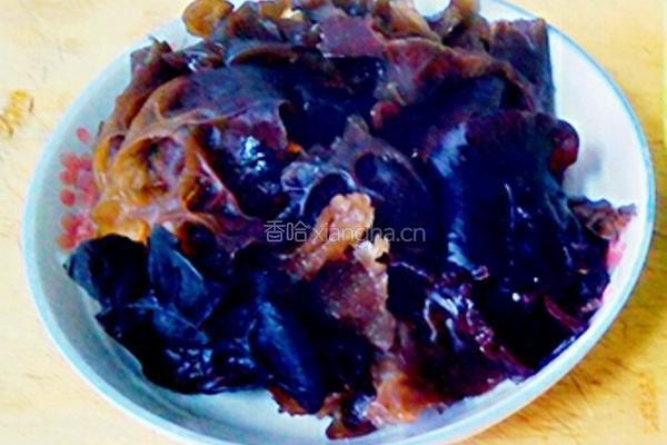 莴笋拌木耳的做法图解2