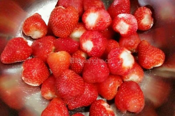 自制草莓果酱的做法图解1