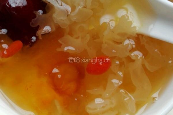 雪莲子桃胶银耳汤
