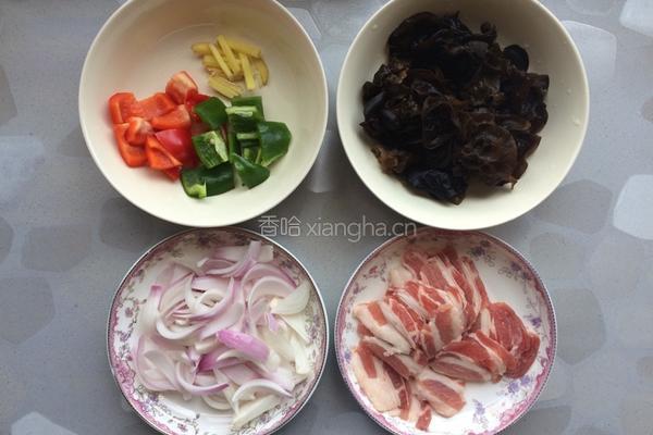 〖 洋葱木耳炒肉 〗的做法图解1