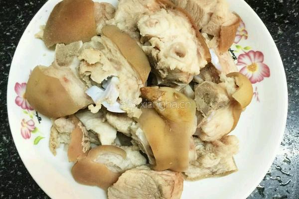 柱候酱土豆闷猪脚的做法图解1