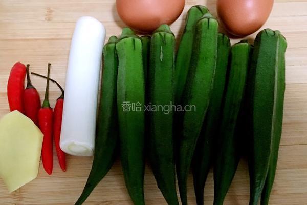秋葵炒鸡蛋的做法图解1