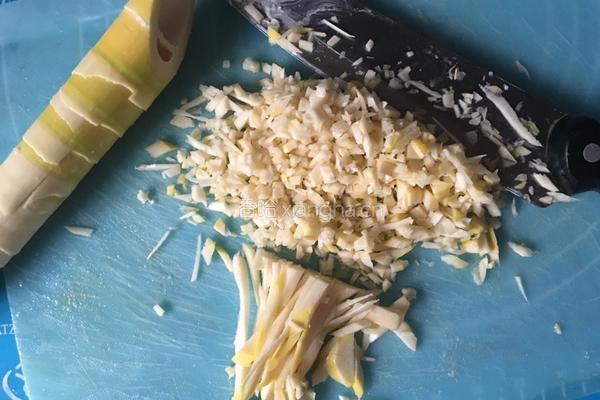 雪菜笋丝黄鱼馄饨的做法图解3