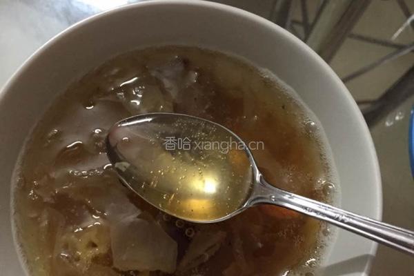 桃胶雪莲子银耳汤的做法图解3