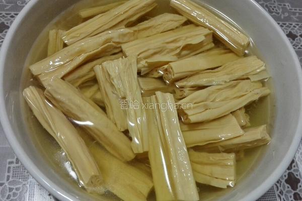 五花肉烧腐竹的做法图解1
