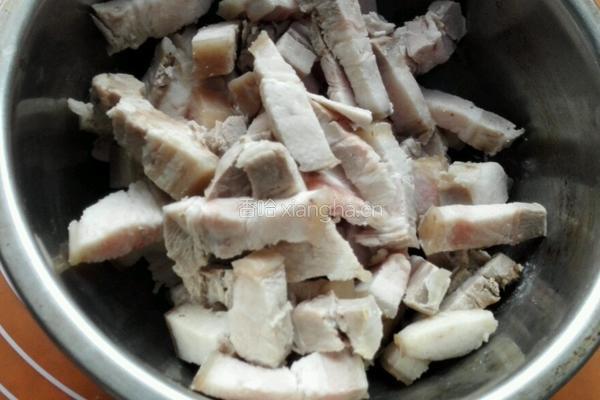 五花肉烧腐竹的做法图解2