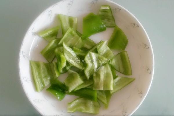 青椒炒虾段的做法图解1