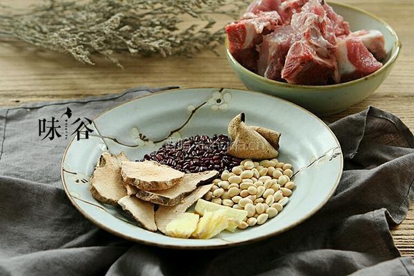 双豆土茯苓骨头汤的做法图解1