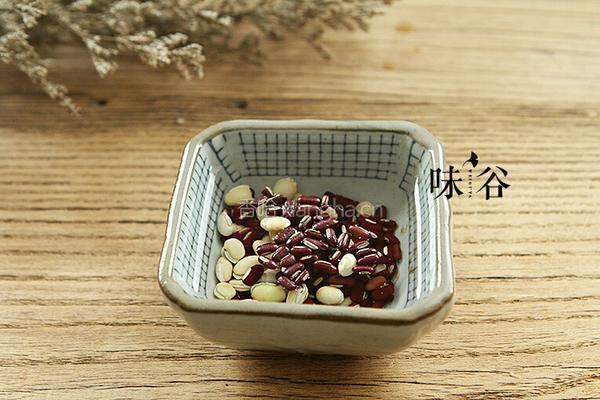 双豆土茯苓骨头汤的做法图解2