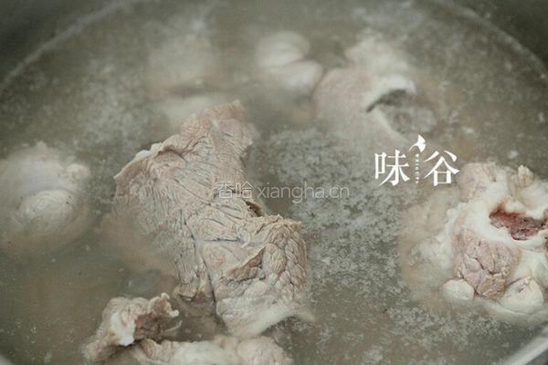 花旗参石斛排骨汤的做法图解3