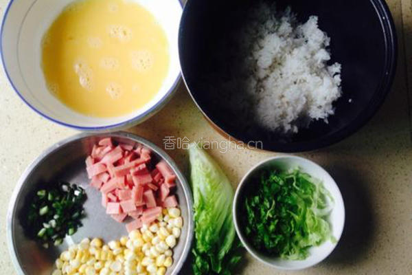 三色蛋炒饭的做法图解1