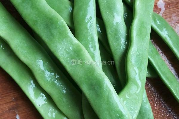扁豆炒肉片的做法图解1