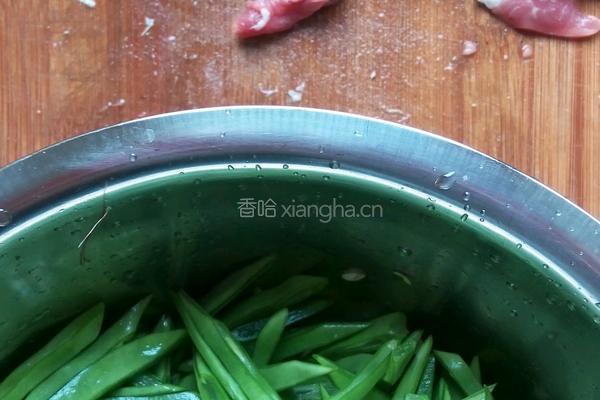 扁豆炒肉片的做法图解2