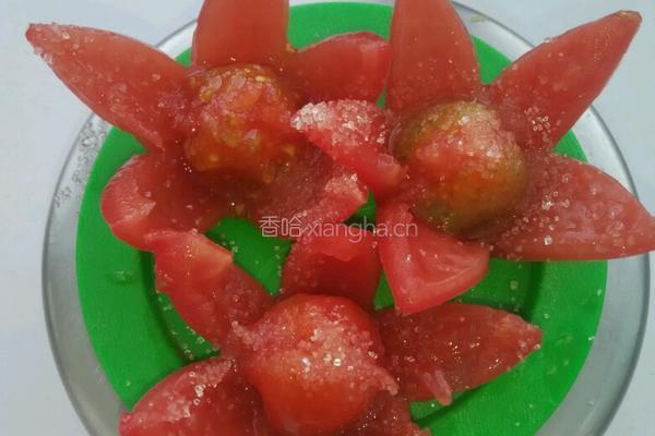 西红柿洒白糖的做法图解2