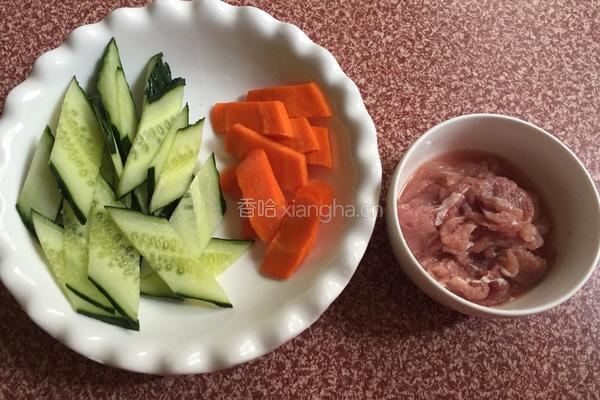 肉片炒青瓜的做法图解1