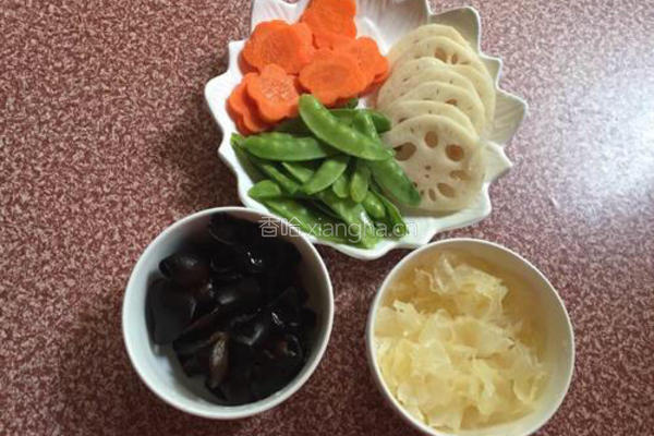 荷塘小炒的做法图解1