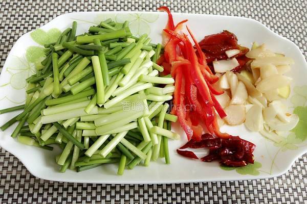 蒜苔牛肉丝的做法图解1