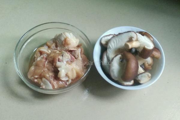 香菇鸡腿粥的做法图解2